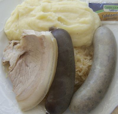 schlachtplatte mit kesselfleisch blut und leberwurst, sauerkraut und kartoffelbrei